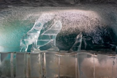 Zermatt, Valais Kantonu, İsviçre - 26 Ekim 2025: Buzul Sarayı buz tüneli ve aydınlatılmış buz heykelleri.
