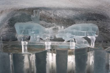 Zermatt, Valais Kantonu, İsviçre - 26 Ekim 2025: Buzul Sarayı buz tüneli ve aydınlatılmış buz heykelleri.