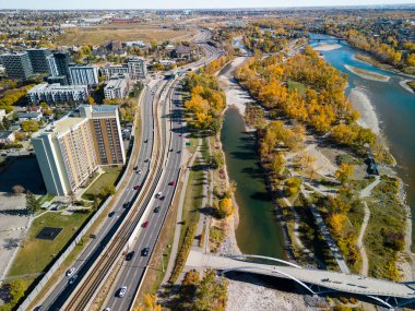 St. Patricks Adası Parkı ve Bow Nehri ve sonbahar sezonunda Memorial Drive hava manzarası. Calgary City, Alberta, Kanada 'da sonbahar yeşilliği. George C. King Köprüsü.