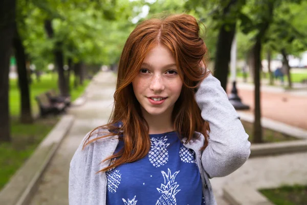 Menina de cabelos vermelhos sorrindo — Fotografia de Stock