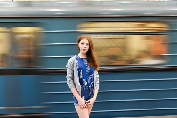 Junges Mädchen im Kleid fährt in U-Bahn — Stockfoto