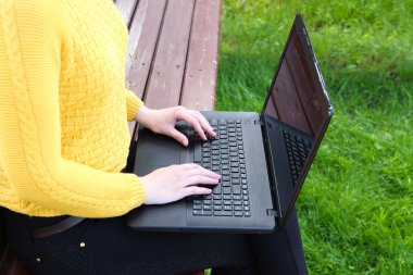 Dizüstü doğa kullanan genç beyaz kadın