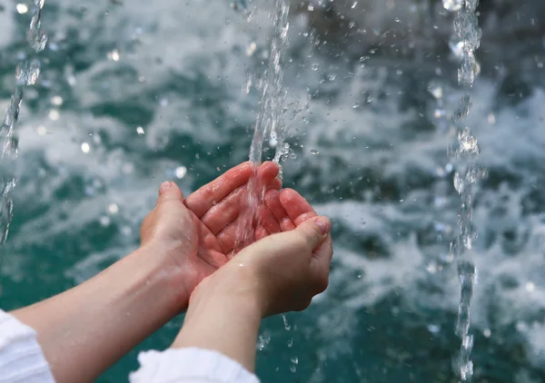 Питна вода та природна вода . — стокове фото