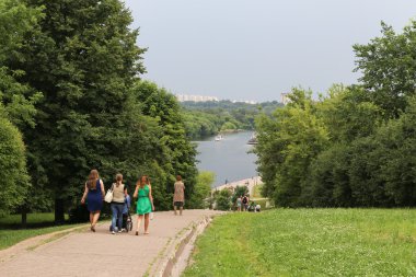 İnsanlar parkta yürümek. Adımları nehire inip.