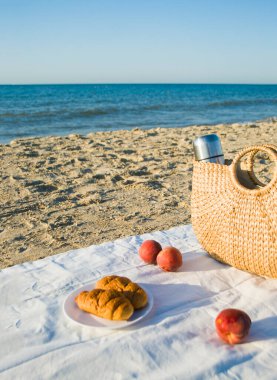 Doğal detayların bileşimi ve bej arka planda bambu bir diş fırçası. Sıfır watt konsepti.