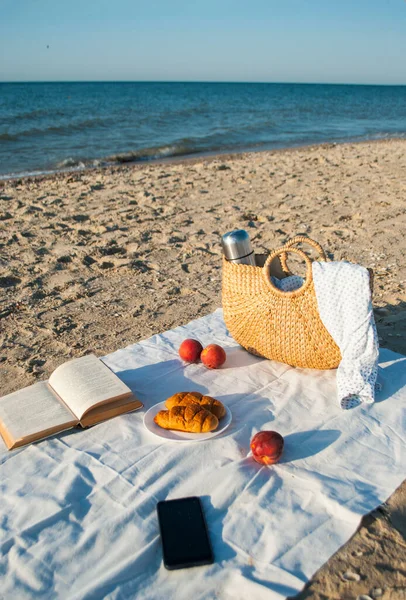 Letni Piknik Plaży Nad Morzem Wschodzie Słońca — Zdjęcie stockowe