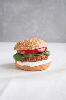 Kesme tahtasında taze, lezzetli vejetaryen burger..