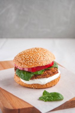 Kesme tahtasında taze, lezzetli vejetaryen burger..