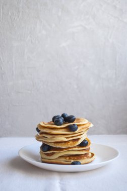 Kahvaltıda ballı, cevizli, ahududulu ve yaban mersinli taze pişmiş krep..