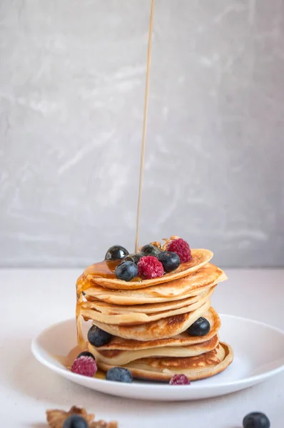 Pancake Lezat Yang Baru Dimasak Dengan Madu Kenari Raspberry Dan Stok Lukisan  