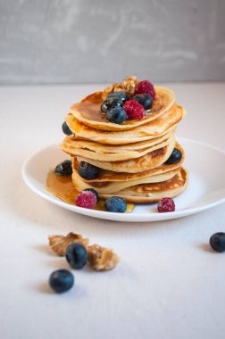Kahvaltıda ballı, cevizli, ahududulu ve yaban mersinli taze pişmiş krep..