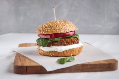 Kesme tahtasında taze, lezzetli vejetaryen burger..