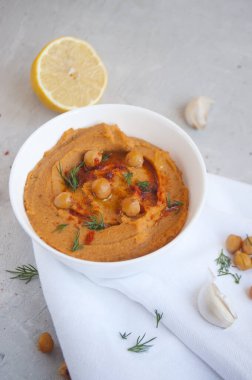 Bir kase taze pişmiş humus ve içindekiler..