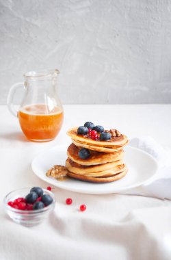 Kahvaltıda bal, ceviz, bal, ahududu ve yabanmersinli taze pişmiş krep..