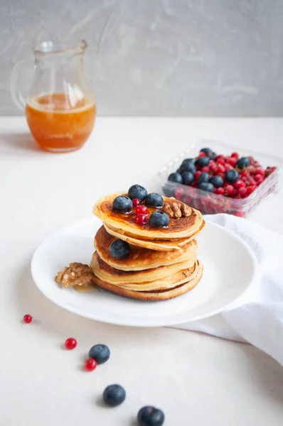 Pancake Lezat Yang Baru Dimasak Dengan Madu Kenari Madu Raspberry Stok Foto Bebas Royalti