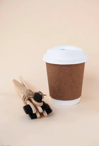 Biologiskt nedbrytbara pappersbruna kaffekoppar med biologiskt nedbrytbara vita lock. — Stockfoto