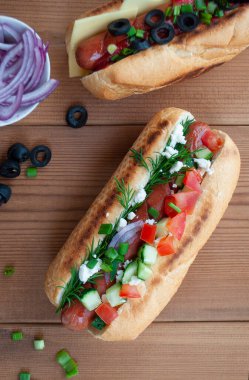 Sebzeli ve sosisli sosisli sandviçler..