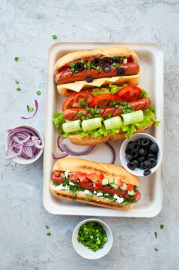 Sebzeli ve sosisli sosisli sandviçler..