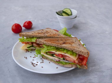 Taze pişmiş çavdar ekmekli sandviç ve lezzetli sebzeler..