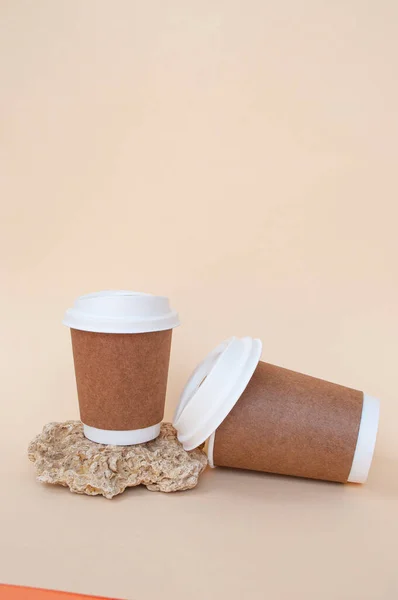 Bredbara pappersbruna kaffekoppar med biologiskt nedbrytbara vita lock. — Stockfoto