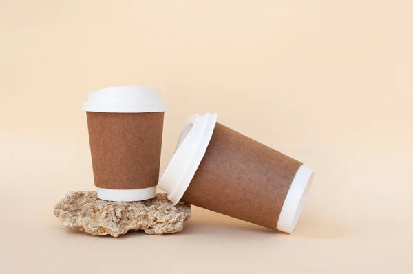 Bredbara pappersbruna kaffekoppar med biologiskt nedbrytbara vita lock. — Stockfoto