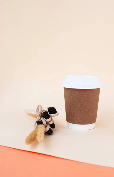 Bredbara pappersbruna kaffekoppar med biologiskt nedbrytbara vita lock. — Stockfoto