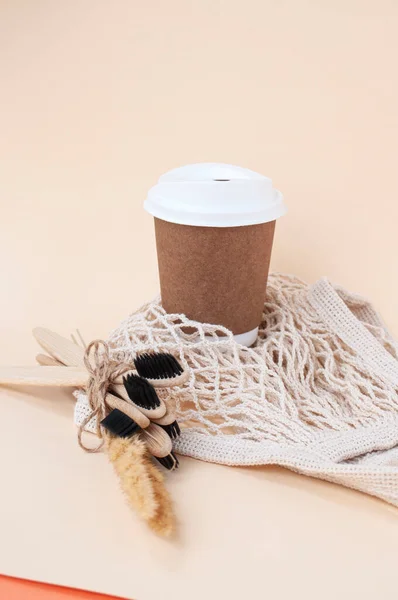 Brun Hållbart Papper Kaffekopp Och Trä Tandborste Beige Färg Bakgrund — Stockfoto