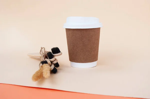 Brun Hållbart Papper Kaffekoppar Beige Och Orange Färg Bakgrund Begreppet — Stockfoto