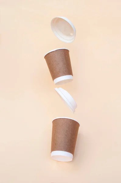 Copos de café marrom de papel biodegradável com tampas brancas biodegradáveis. — Fotografia de Stock