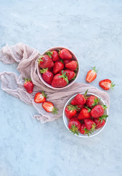 Fresa fresca deliciosa en dos tazones. —  Fotos de Stock