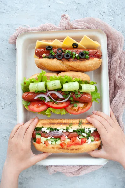 Letak datar hot dog lezat dengan sayuran dan sosis. Stok Gambar Bebas Royalti