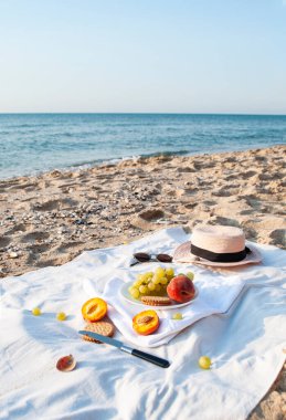 Yaz pikniği plajda Deniz kenarında gün doğumunda.