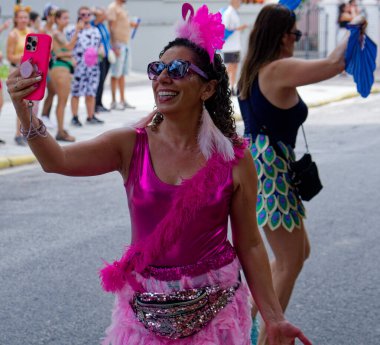 14 Şubat 2026.Centro, Florianopolis, Santa Catarina Brezilya. Karnaval kutlamaları sırasında LGBTQ sokak festivaline katılanlar. Bu güzel güneşli yaz gününde kalabalık ve genel atmosfer samimiydi..