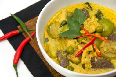 Tay yeşil köri ile beyaz bir kase tavuk