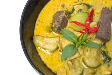 Tay yeşil köri ile siyah bir kase tavuk