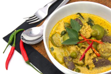 Tay yeşil köri ile beyaz bir kase tavuk