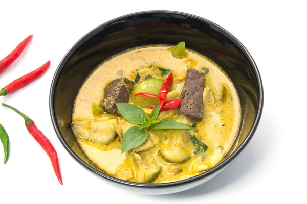 Curry verde tailandés con pollo en un tazón negro —  Fotos de Stock