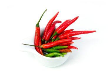 plaka beyaz zemin üzerine kırmızı biber