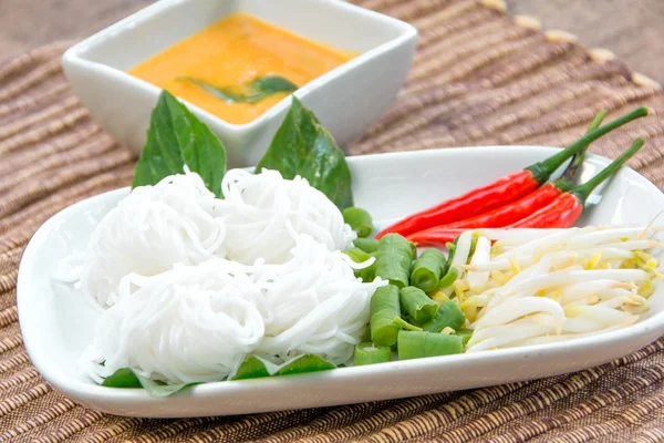 Thai cérnametélt eszik a curry, thai étel — Stock Fotó