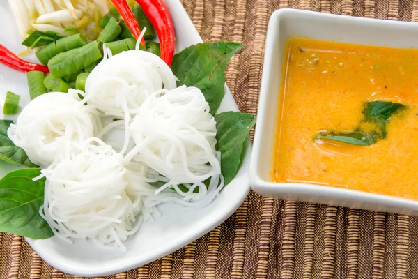 Thai vermicelli dimakan dengan kari, makanan thai — Stok Foto