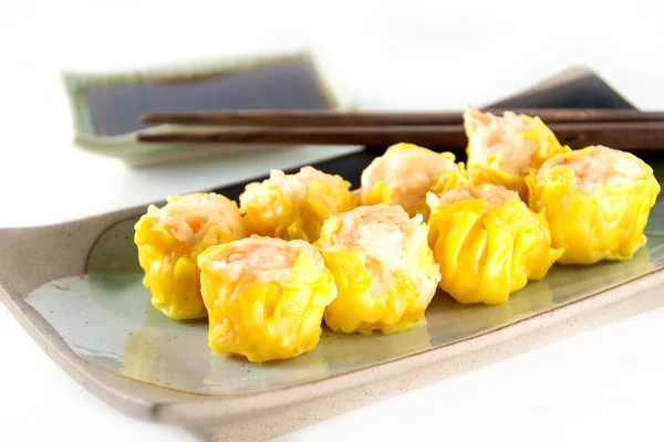 Räkor dumplings på tallrik — Stockfoto