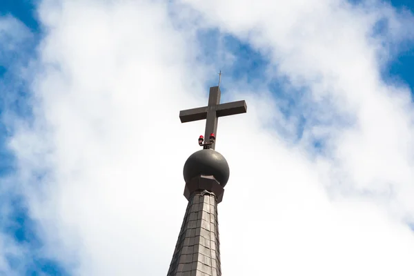 Крест на крыше собора — стоковое фото