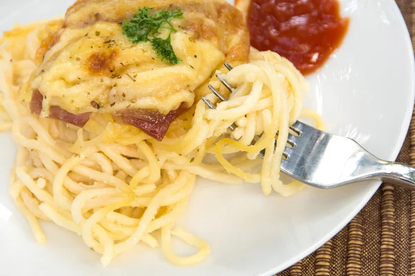 Spaghetti Carbonara z bekonem — Zdjęcie stockowe