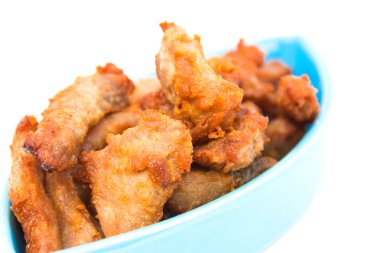 Beyaz arka plan üzerinde çıtır çıtır kızarmış domuz eti