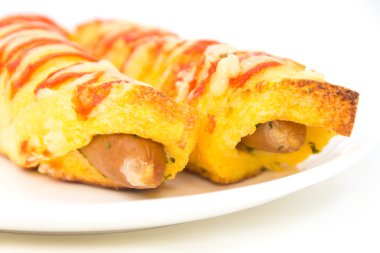 Sosis beyaz plaka üzerinde