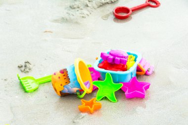 Çocukların kumsaldaki oyuncakları