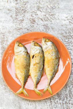 Tabakta kızarmış uskumru.