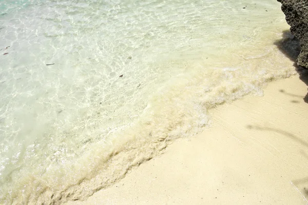 Onda do mar sobre areia — Fotografia de Stock