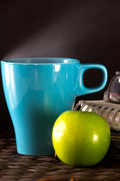 라이트 블루 컵과 애플에 뜨거운 커피 — 스톡 사진