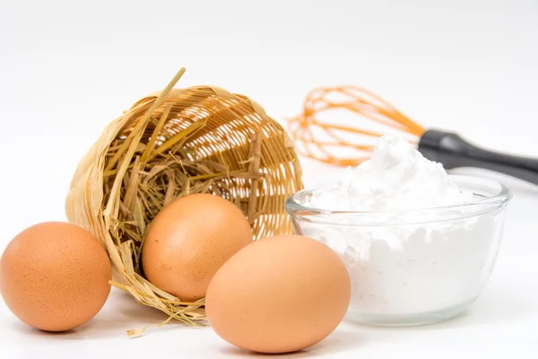 계란, 털과 흰색 밀가루 — 스톡 사진